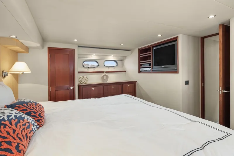 Escencia Yacht Photos Pics Luxurious bedroom interior of 2003 Pacific Mariner Pilothouse yacht with modern decor.