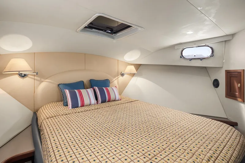 Escencia Yacht Photos Pics Luxurious 2003 Pacific Mariner Pilothouse bedroom with cozy bedding and elegant lighting.