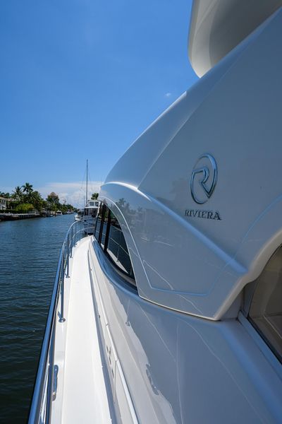 2017 Riviera 5400 Sport Yacht