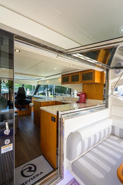 2017 Riviera 5400 Sport Yacht