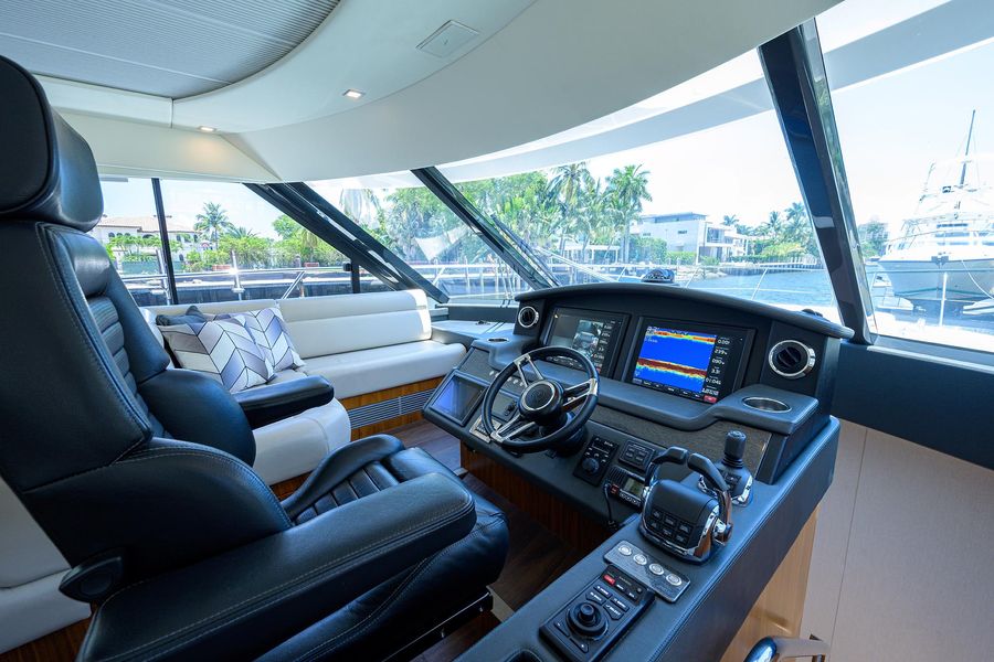 2017 Riviera 5400 Sport Yacht