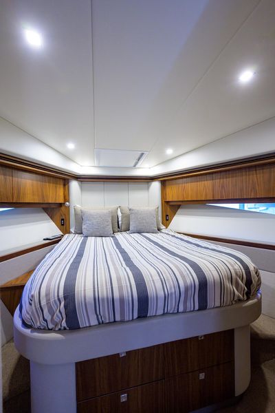 2017 Riviera 5400 Sport Yacht