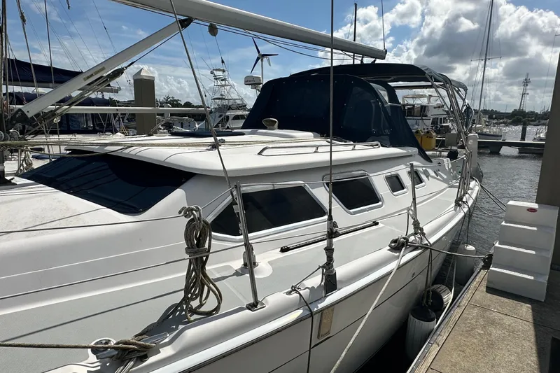 Ms Bea Haven Yacht Photos Pics 2006 Hunter 41 Deck Salon sailboat docked at marina under sunny skies.
