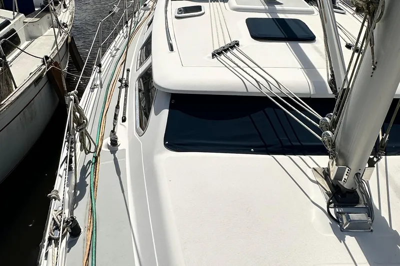 Ms Bea Haven Yacht Photos Pics 2006 Hunter 41 Deck Salon sailboat with sleek deck design and rigging details.