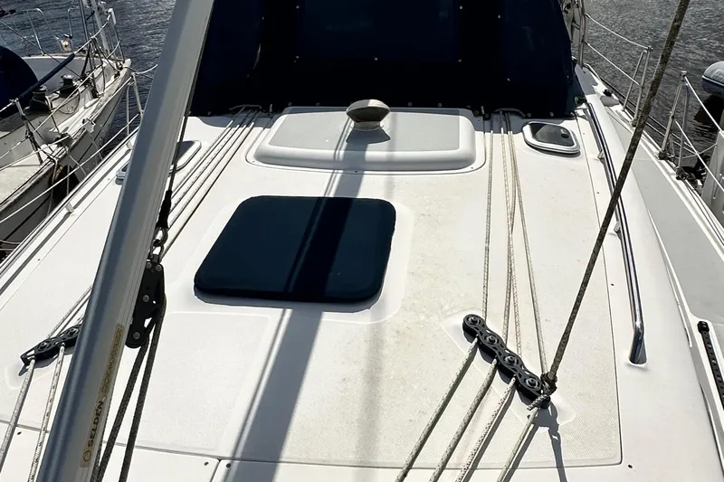 Ms Bea Haven Yacht Photos Pics 2006 Hunter 41 Deck Salon sailboat deck with rigging and hatches.