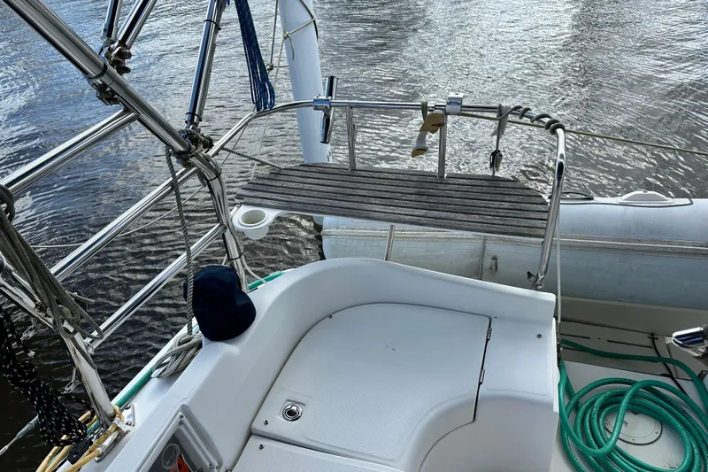 Ms Bea Haven Yacht Photos Pics Hunter 41 Deck Salon 2006 sailboat stern with railing and water view.