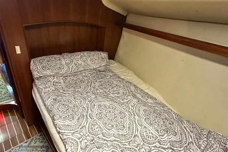 Ms Bea Haven Yacht Photos Pics Cozy bedroom in 2006 Hunter 41 Deck Salon yacht with patterned bedding.