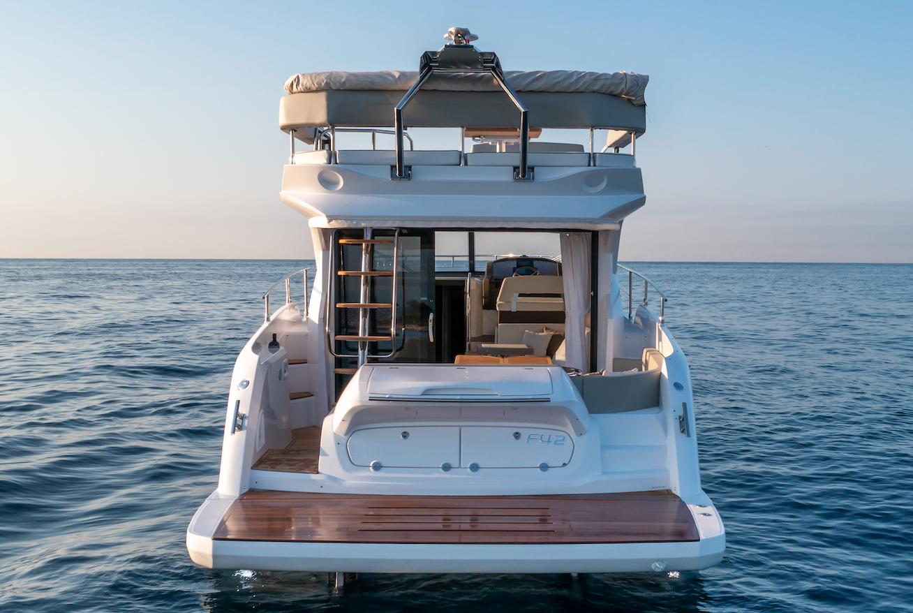 Flybridge lounge area on Hui Da Si Hai 4