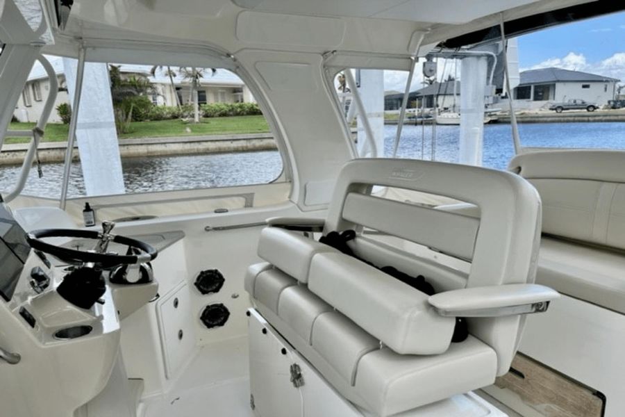 2019 Boston Whaler 350 Realm