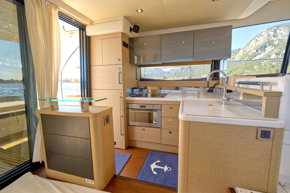 2016 Prestige 58 