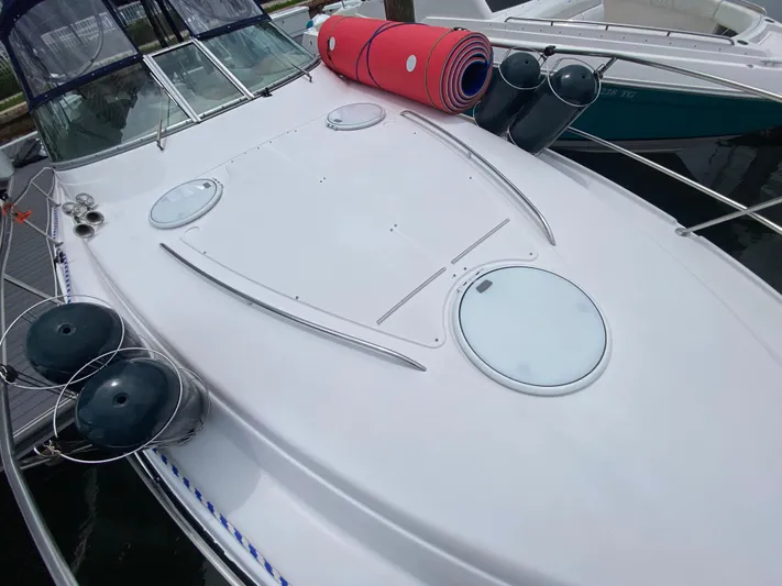  Yacht Photos Pics 2006 Four Winns 348 Vista boat deck with fenders and rolled mats.