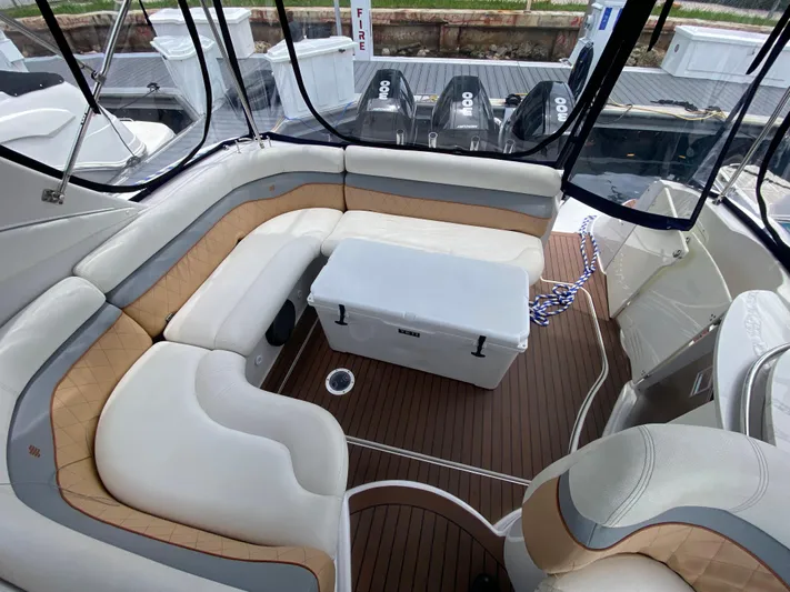  Yacht Photos Pics 2006 Four Winns 348 Vista boat interior with cushioned seating and a central cooler.