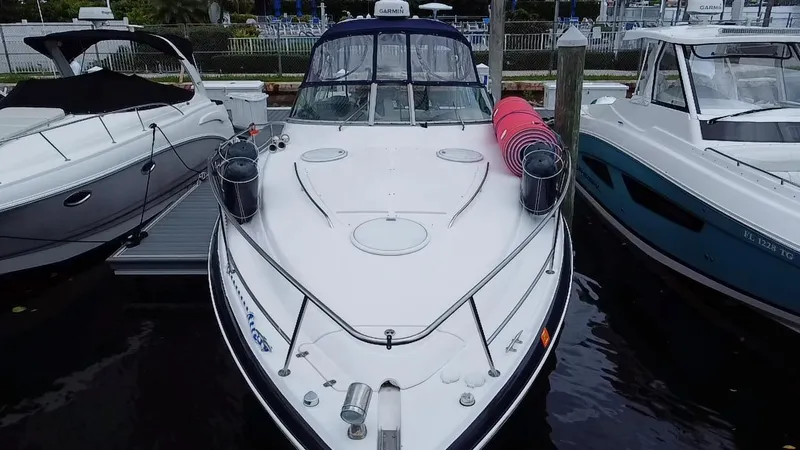  Yacht Photos Pics 2006 Four Winns 348 Vista boat docked between two other boats.