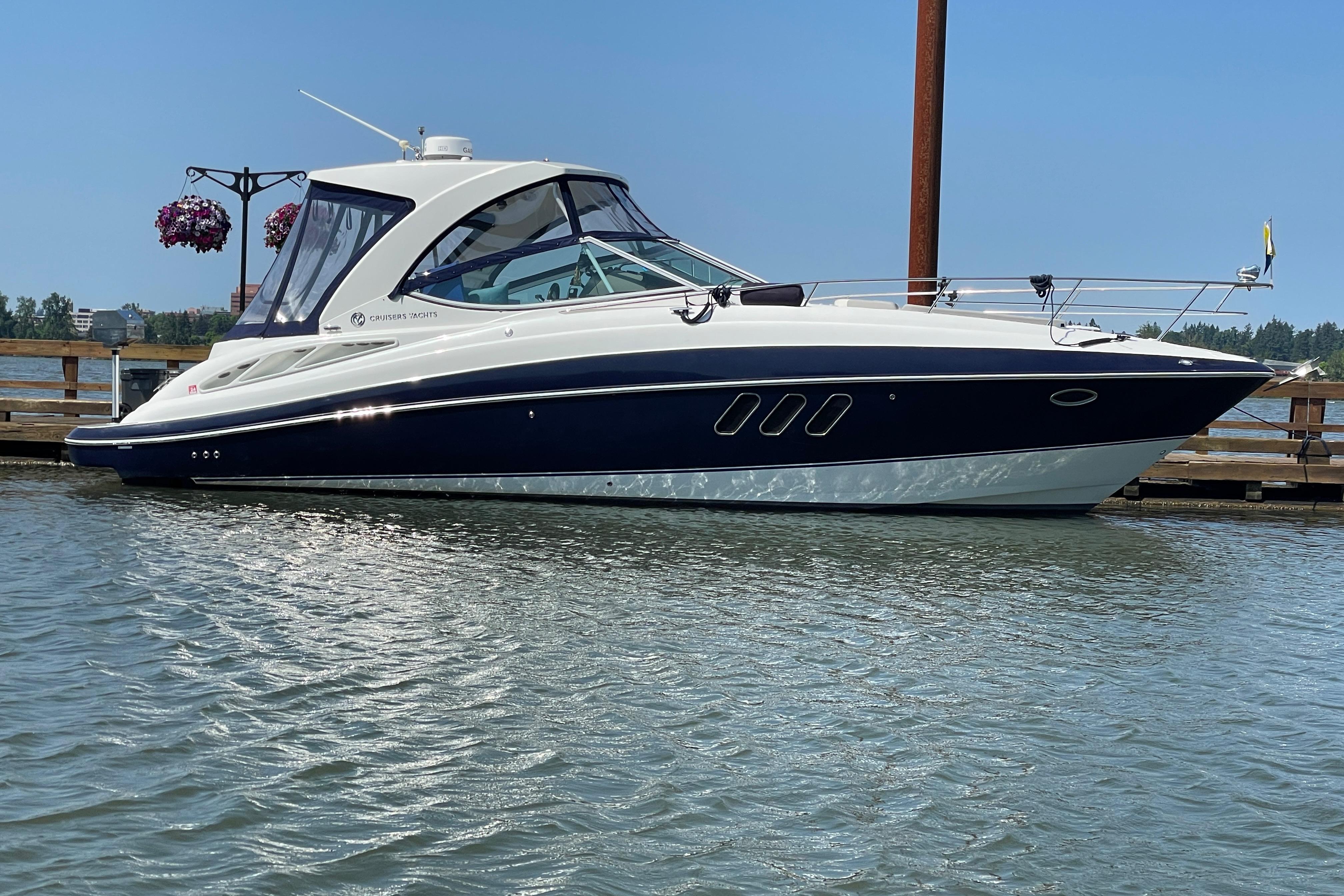 2011 cruisers yachts 330 express