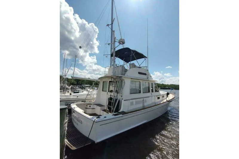 Summersalts Yacht Photos Pics 1996 Grand Banks Eastbay 40 Flybridge yacht docked under a sunny sky.