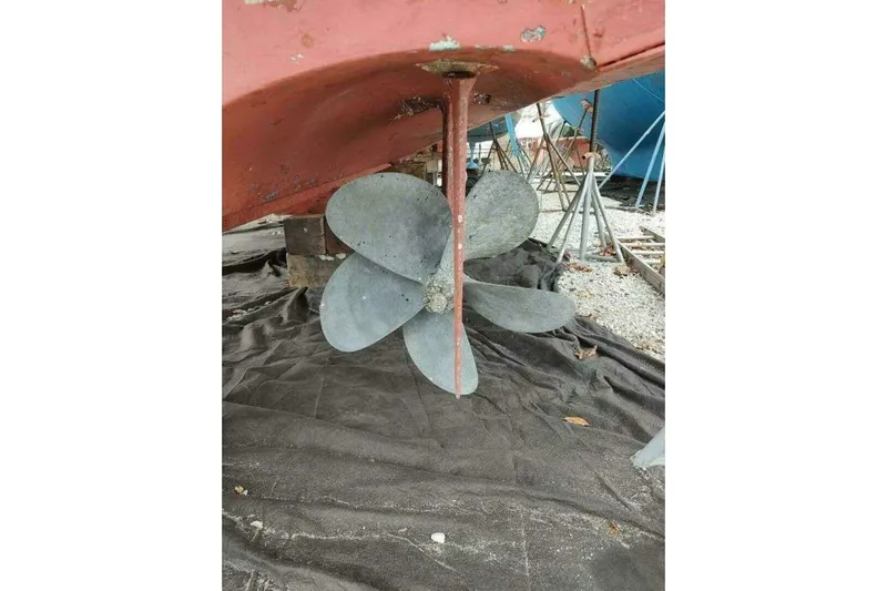 Summersalts Yacht Photos Pics Propeller of 1996 Grand Banks Eastbay 40 Flybridge on dry dock.