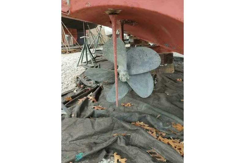 Summersalts Yacht Photos Pics Propeller of 1996 Grand Banks Eastbay 40 Flybridge on dry dock.