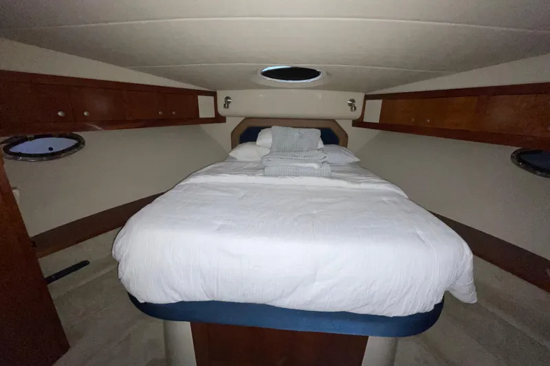  Yacht Photos Pics Interior cabin of 2008 CRUISERS INC 415 Express Motoryacht with cozy bed and wooden storage.
