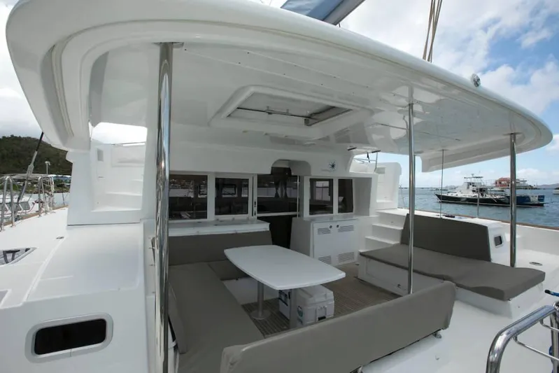  Yacht Photos Pics 2018 Lagoon 450 F catamaran with spacious outdoor seating and dining area.