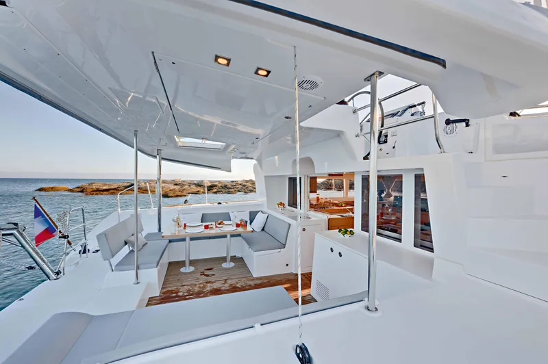  Yacht Photos Pics 2018 Lagoon 450 F yacht interior with seating area, dining table, and ocean view.