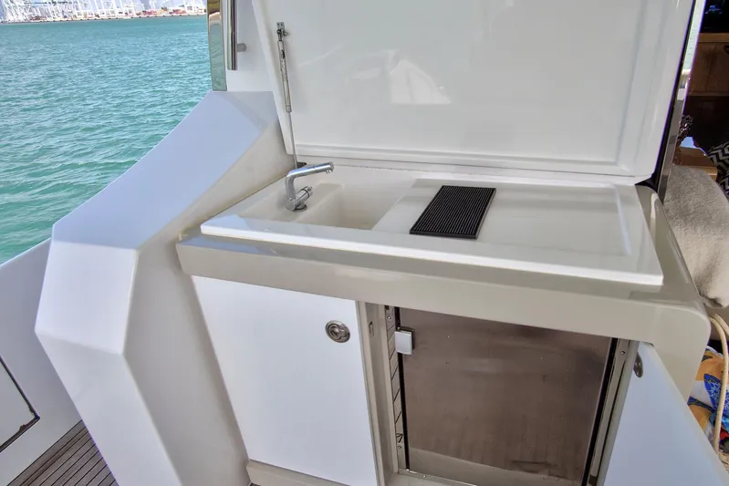 Gratitude Yacht Photos Pics Outdoor sink and counter on 2017 Azimut 72 Flybridge yacht, overlooking the ocean.