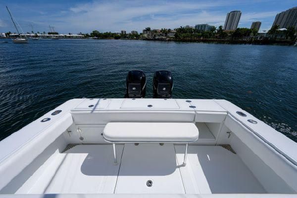 2010 Bahama 31 Center Console