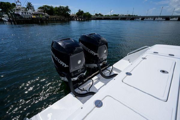 2010 Bahama 31 Center Console