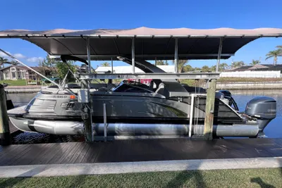 Bennington QX 27 QFB X2 Wide 10' BEAM w/ 600hp