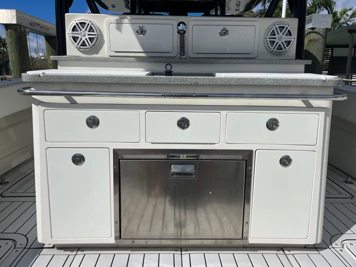  Yacht Photos Pics 2017 Hydra-Sports 4200 Siesta boat interior with storage and speakers.