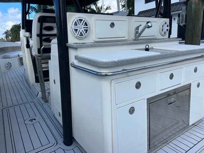  Yacht Photos Pics 2017 Hydra-Sports 4200 Siesta boat interior with kitchenette and seating area.