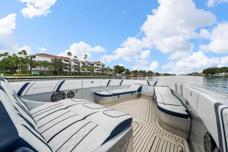  Yacht Photos Pics Midnight Express 43 - Forward Seating