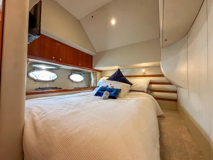Shhmic Yacht Photos Pics Luxurious bedroom interior of 2001 Sunseeker Manhattan 74 yacht with cozy bedding.