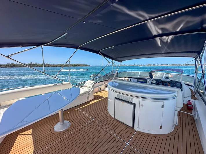 Shhmic Yacht Photos Pics 2001 Sunseeker Manhattan 74 yacht deck with ocean view and seating area.