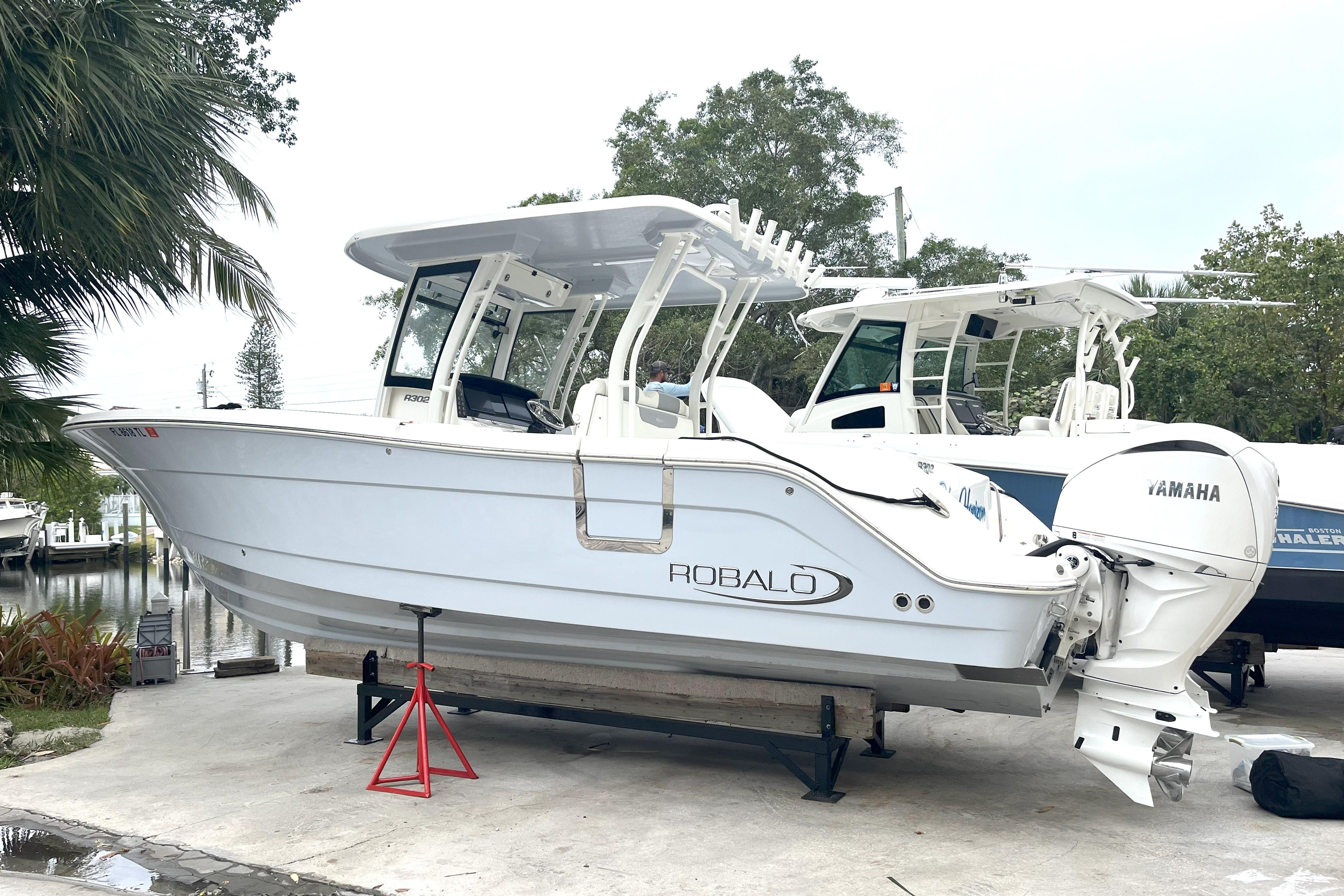 2023 Robalo R302 Center Console - Image 1