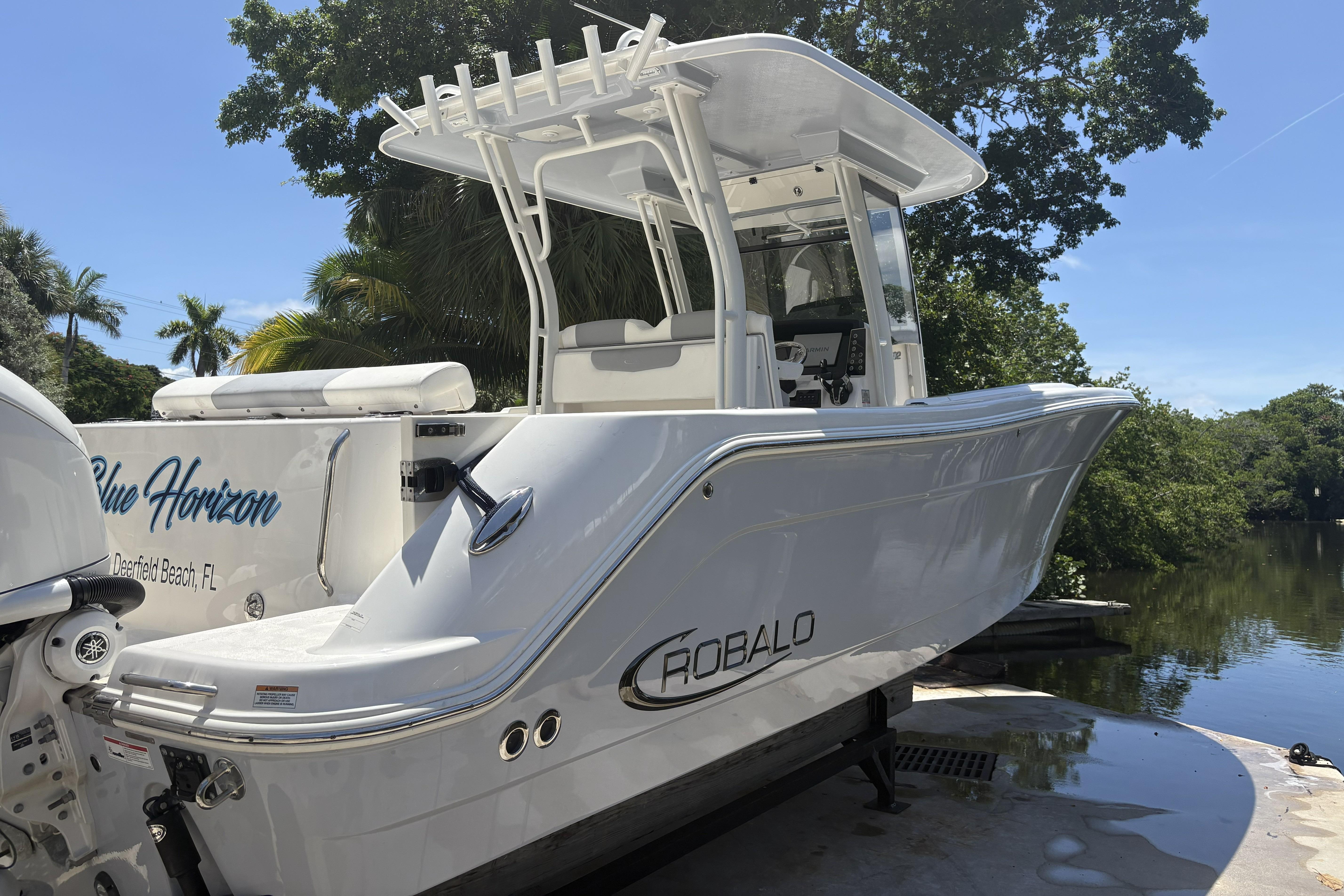 2023 Robalo R302 Center Console - Image 4