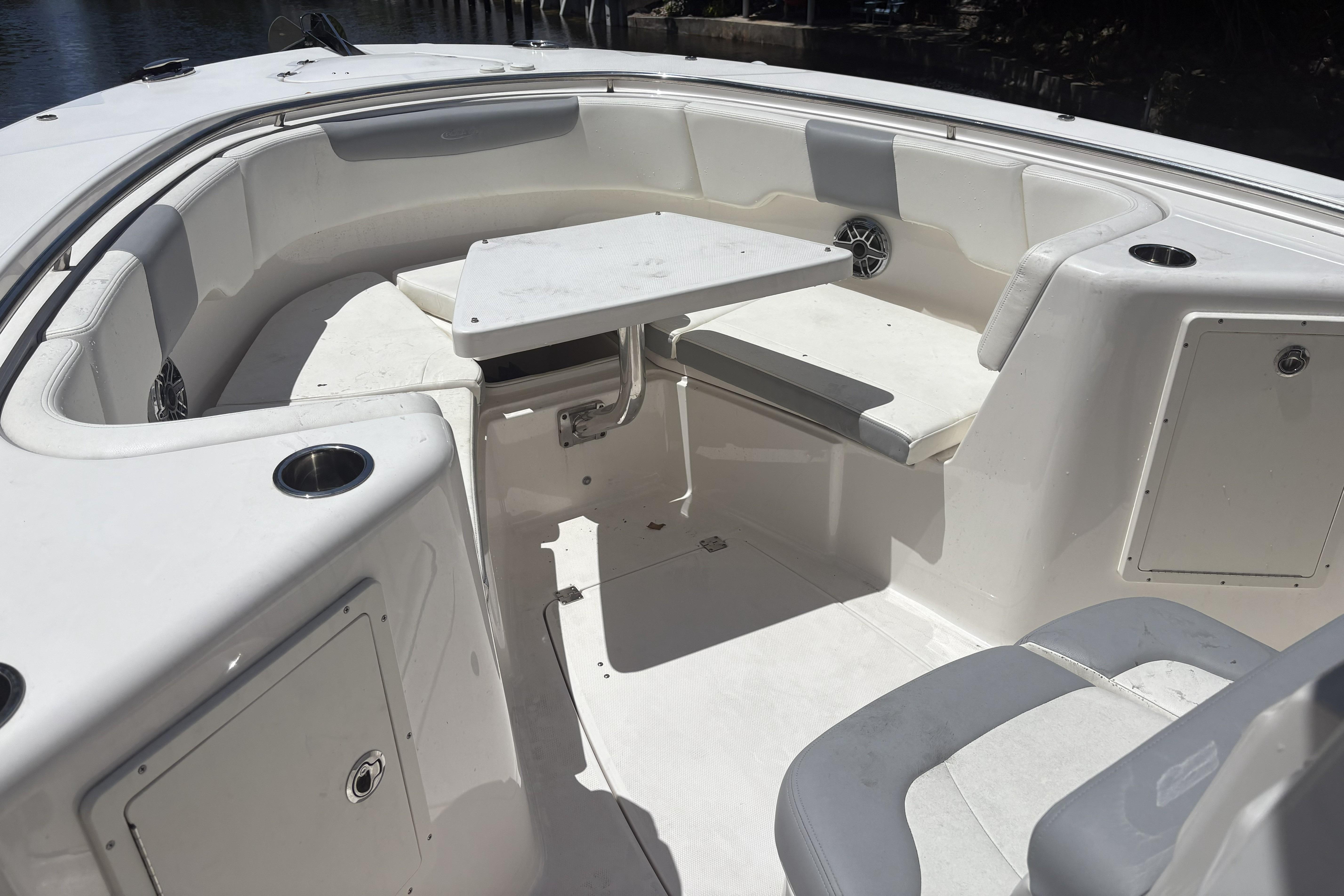 2023 Robalo R302 Center Console - Image 6