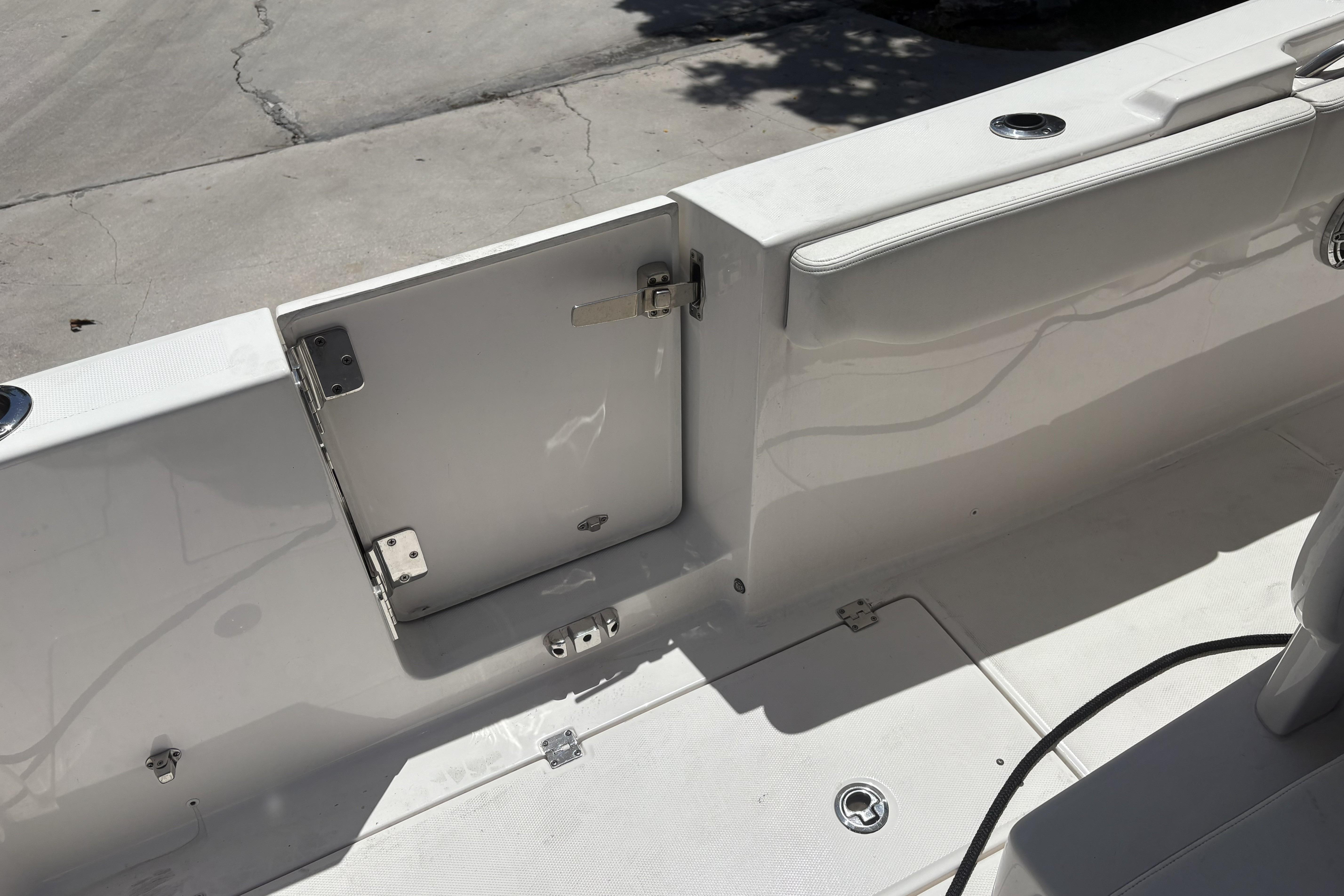 2023 Robalo R302 Center Console - Image 7