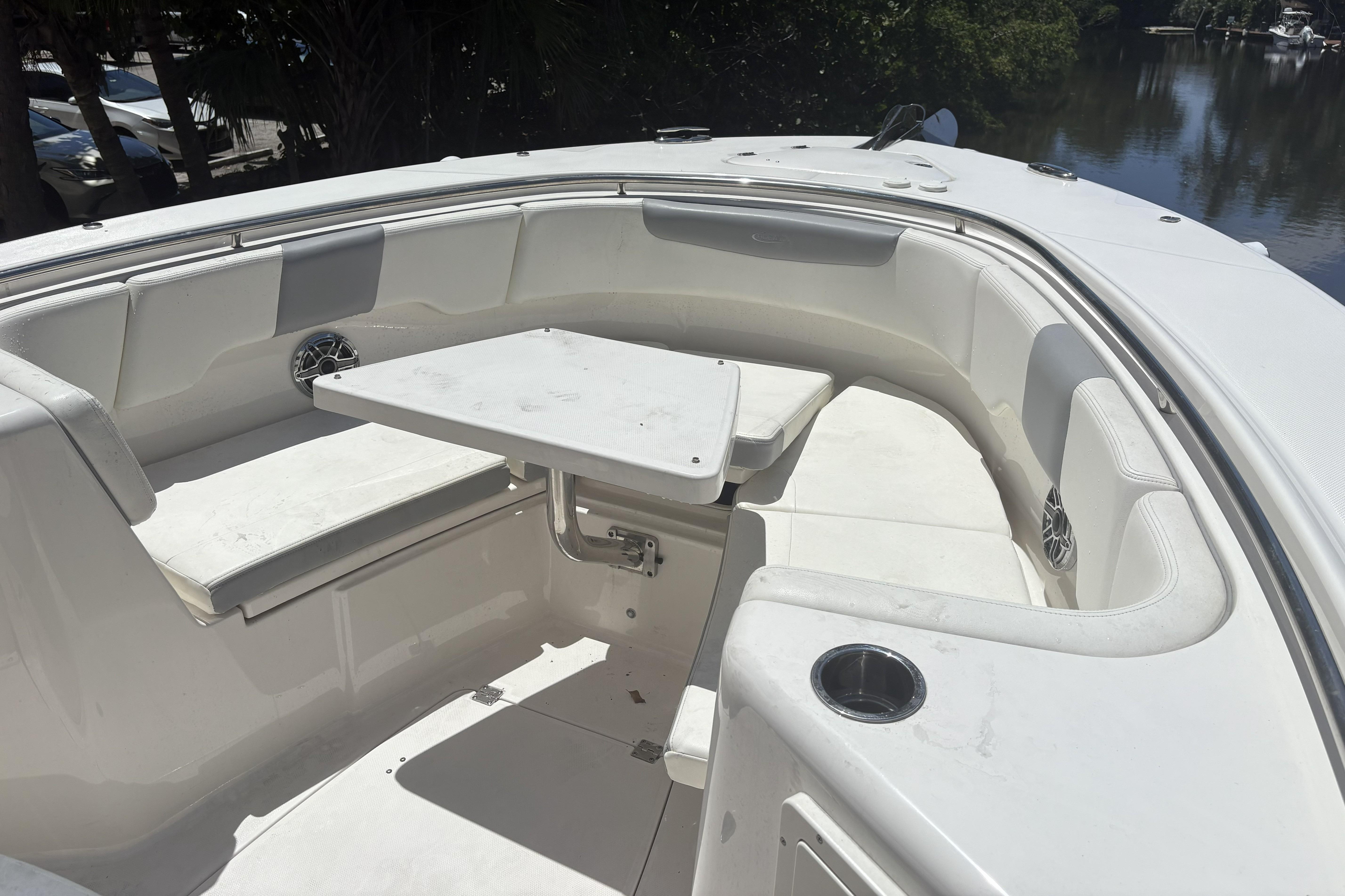 2023 Robalo R302 Center Console - Image 10