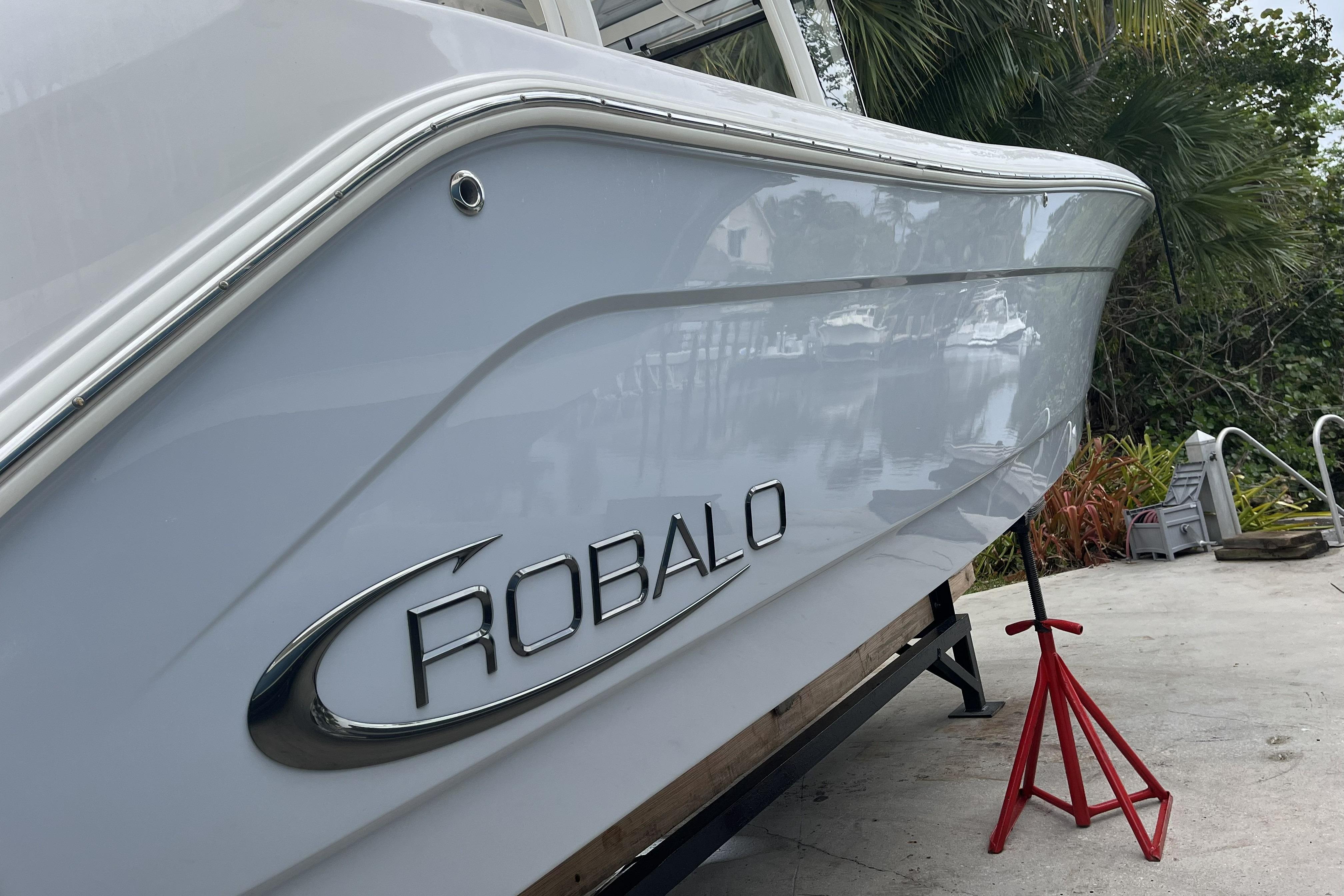 2023 Robalo R302 Center Console - Image 12