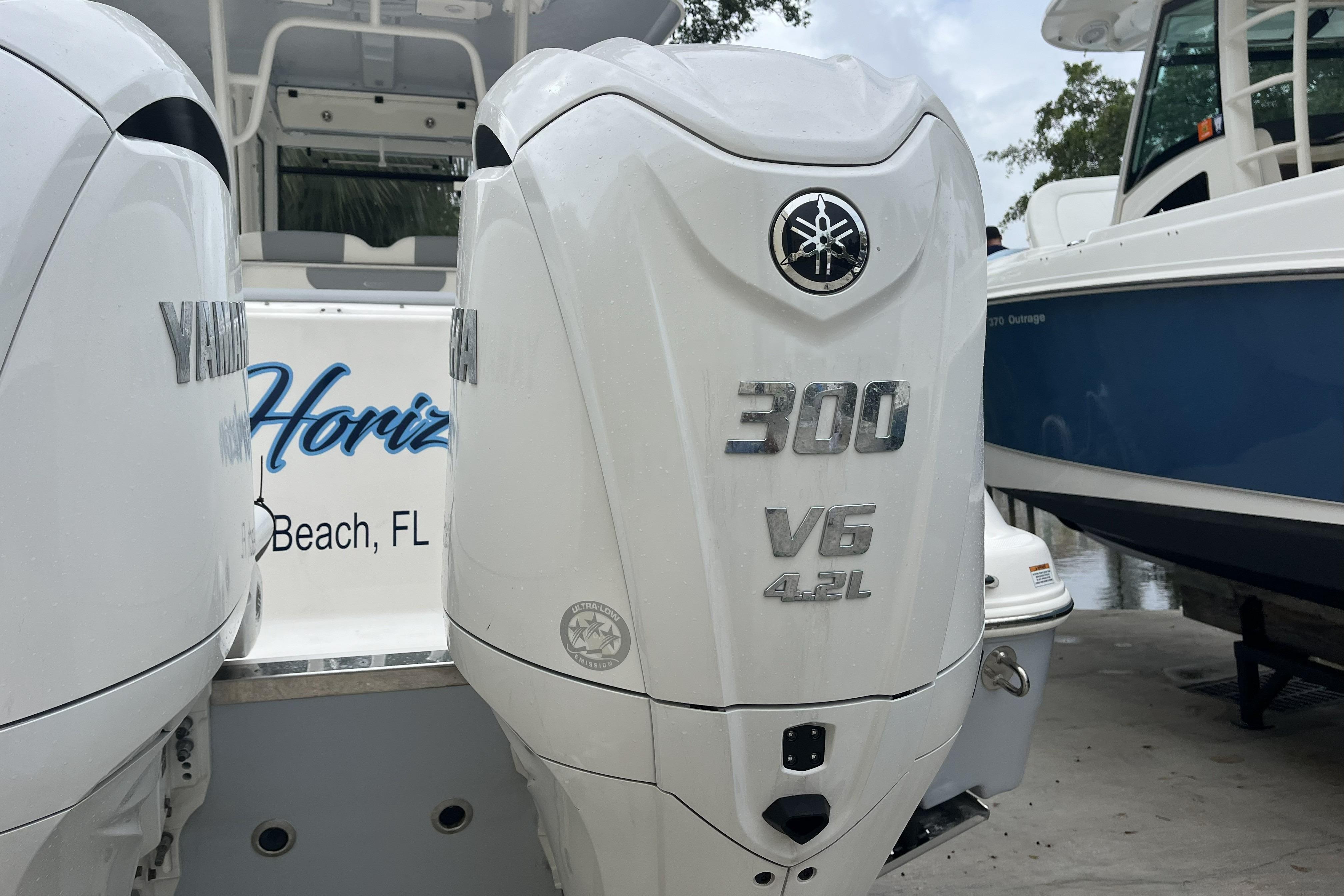 2023 Robalo R302 Center Console - Image 15