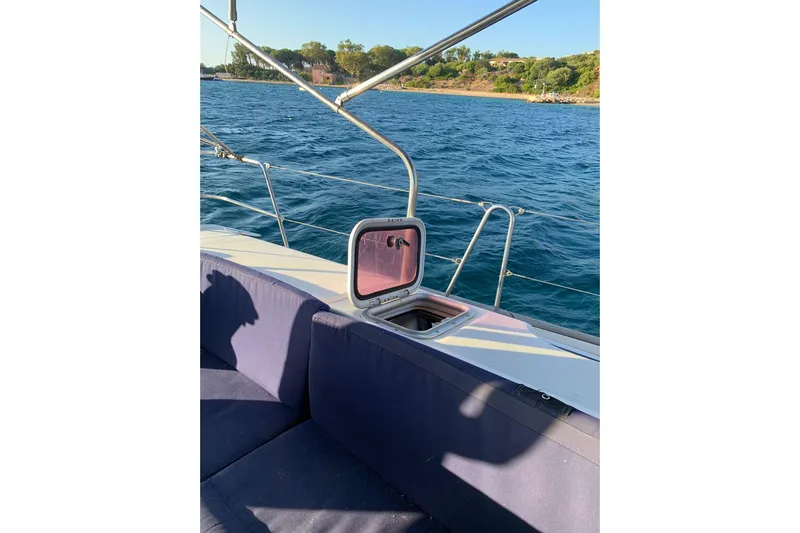  Yacht Photos Pics Beneteau Oceanis Clipper 523 sailboat deck view, open hatch, blue sea background, 2004 model.