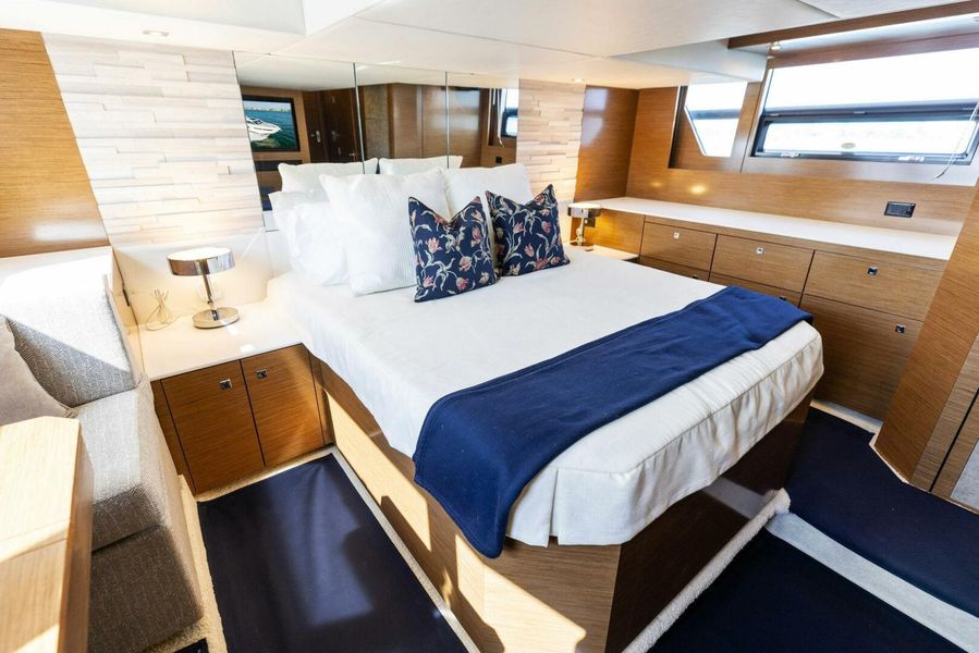 2019 Cruisers Yachts 54 Cantius