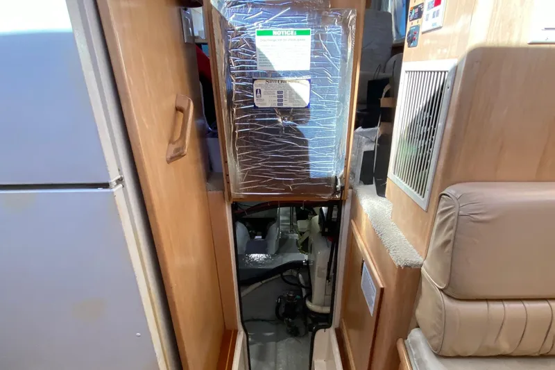 Irish Hurricane Yacht Photos Pics Interior view of 1998 Carver 445 Aft Cabin Motor Yacht, showing equipment and seating area.