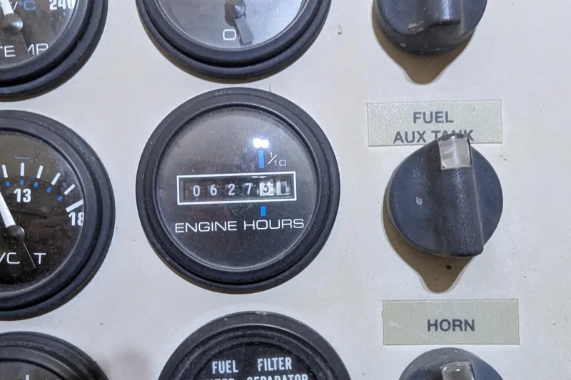 Synchronicity Yacht Photos Pics Close-up of Carver 404 Cockpit Motor Yacht 2000 engine hours gauge, showing 627.5 hours.