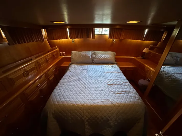  Yacht Photos Pics Luxurious cabin interior of 1987 Ocean Alexander 46 Cockpit Motor Yacht with cozy bed.