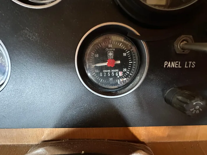  Yacht Photos Pics Engine hour meter on 1987 Ocean Alexander 46 Cockpit Motor Yacht dashboard, showing 2566 hours.