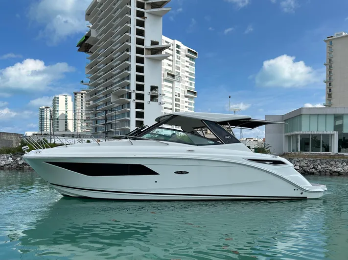 2023 Sea Ray 320 Sundancer @ Canucn Yacht Photos Pics 