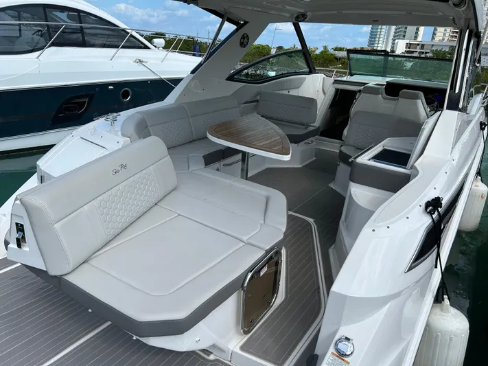 2023 Sea Ray 320 Sundancer @ Canucn Yacht Photos Pics 2023 Sea Ray Sundancer 320 boat interior with luxurious seating and modern design.