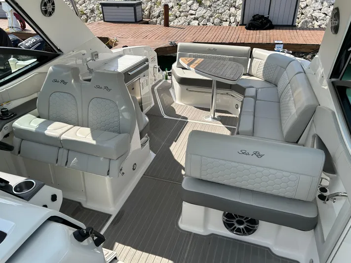 2023 Sea Ray 320 Sundancer @ Canucn Yacht Photos Pics 2023 Sea Ray Sundancer 320 interior with luxurious seating and modern design.