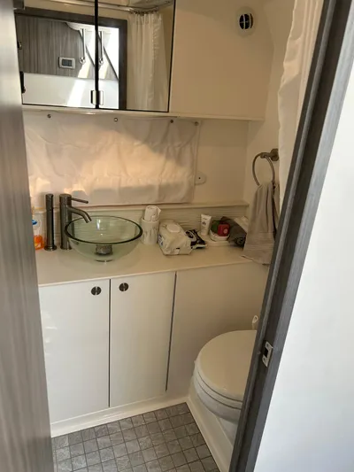 2023 Sea Ray 320 Sundancer @ Canucn Yacht Photos Pics Modern bathroom in 2023 Sea Ray Sundancer 320 yacht with glass sink and sleek design.